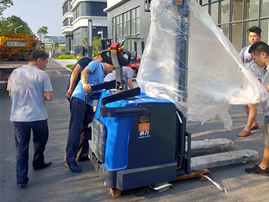 科力電動(dòng)堆高車進(jìn)行裝卸、堆高、堆垛和短距離運(yùn)輸作業(yè)