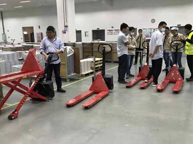 電動(dòng)高升程搬運(yùn)車交付使用，感謝廠家羅總親自跟客戶講解操作方法！